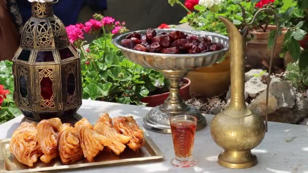 Arabische Tuin Ramadan Oosterse Desserts Snoepjes Viering Van Eid Fitr — Stockvideo