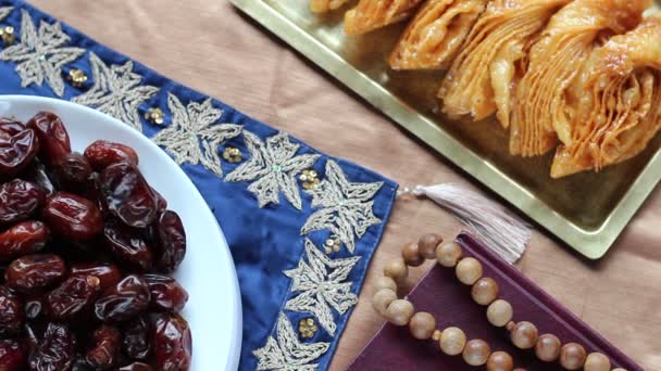 Ισλαμικός Εορτασμός Τρόφιμα Και Quran Γιορτάζει Eid Fitr Τέλος Του — Αρχείο Βίντεο