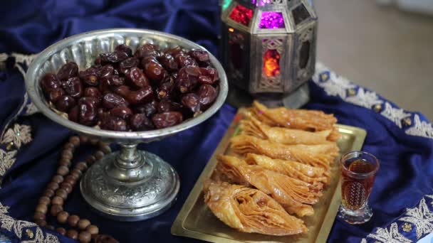 Farbige Laterne Mit Datteln Essen Und Nahöstlichen Desserts Muslimische Feiertagstraditionen — Stockvideo