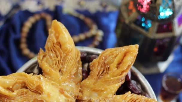 アラビアのお菓子は 伝統的な東洋のお菓子 イスラム教の休日のコンセプトです ラマダン Eid の装飾 Moroocan ランタン — ストック動画