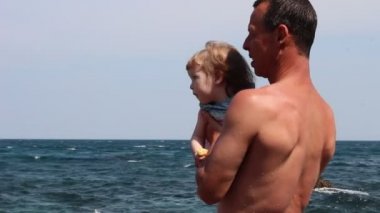 Baba ve kız sahilde. Bir baba kızı plajda çalış