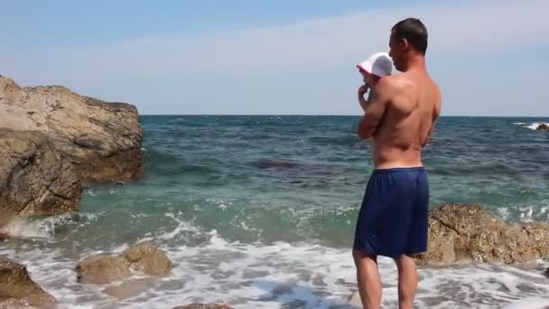 お父さんは 娘を保持しています 父と娘のビーチ — ストック動画