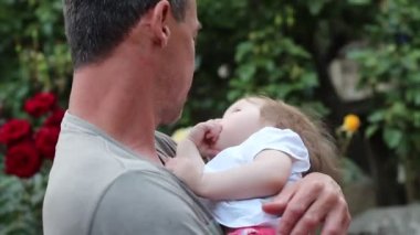 Babası lulls çocuk. 40 + yıl yaşlı adam ve bebek. Yetişkin erkek gri saçlı