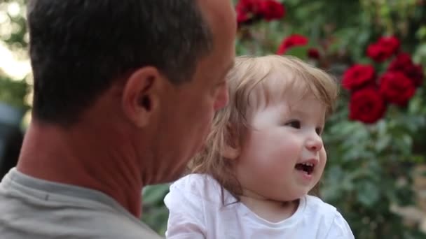 快乐的父亲与女儿 40岁的父亲和婴儿 — 图库视频影像