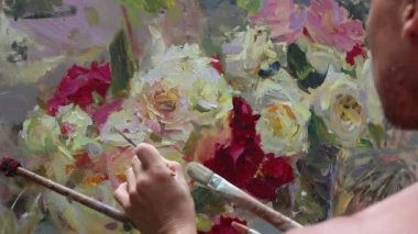 Adamın el boyama natürmort resim tuval sanat Studio üzerine kapatın. İzlenimcilik. Profesyonel iş. Sanat eseri