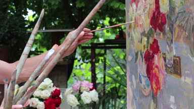 Sanatçı açık havada Studio resim üzerinde çalışıyor. Bahçede çiçek ile natürmort. Bir sanat eseri