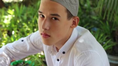 Kameraya bakarak üzgün Fas Müslüman Teeneger. Geleneksel dini eğitim okulu. bir medrese Islam hakkında bilgi edinmek
