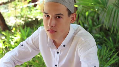 Genç Müslüman çocuk bir medrese Islam hakkında bilgi edinin. Geleneksel İslam kufi hat ile Arap Müslüman Genç. Manevi eğitim