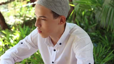 Müslüman dini okul öğrenci. Geleneksel İslam kufi hat ile Müslüman Genç adam portresi