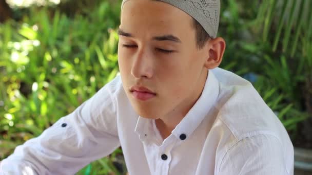 Trauriger Muslimischer Teenager Spirituelle Bildung Gehäkelte Muslimische Gebetsmütze — Stockvideo