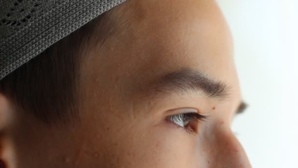 肖像画をクローズ アップ 宗教教育 モスクの若い男 — ストック動画