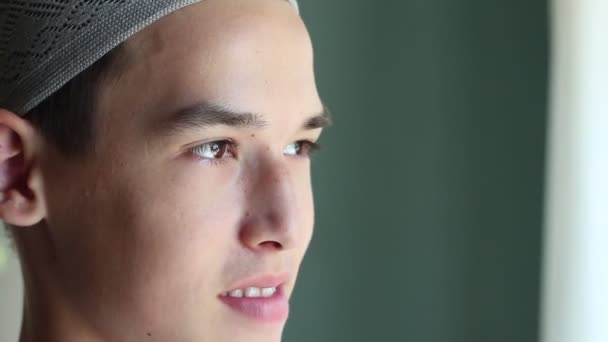 Jovem Árabe Sorri Eid Fitr Jovem Homem Muçulmano Com Chapéu — Vídeo de Stock
