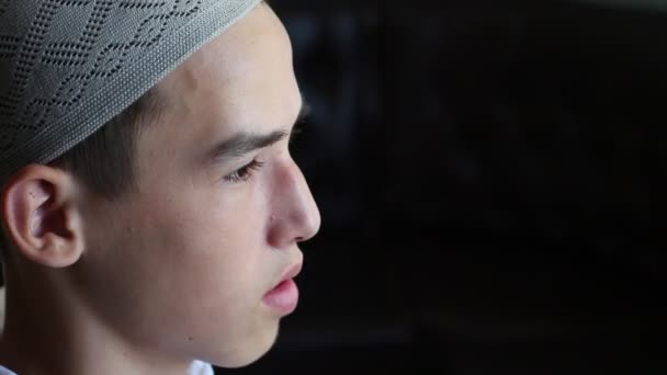 Арабский Подросток Молится Ислам Молодой Человек Мечети Студент Изучает Коран — стоковое видео