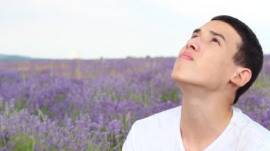 Çocuk dua gökyüzü umudunu arıyorum. Yalnız depresif Teen Lavanta bir alanda yalnız portresi