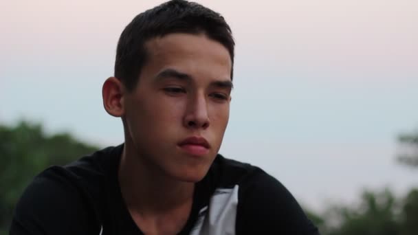 Мальчик Подросток Сидит Одиночестве Грустит Волнуется Удручённый Молодой Человек Сидящий — стоковое видео