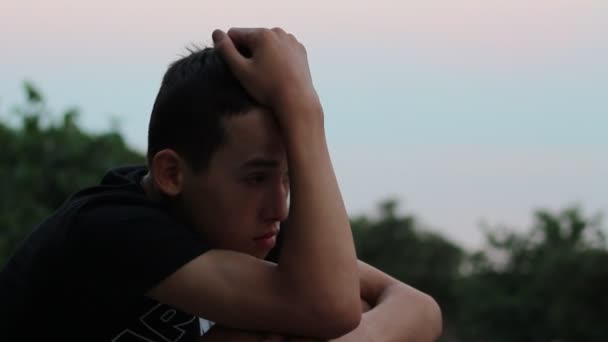 Teen Boy Est Assis Seul Triste Inquiet Déprimé Bouleversé Jeune — Video