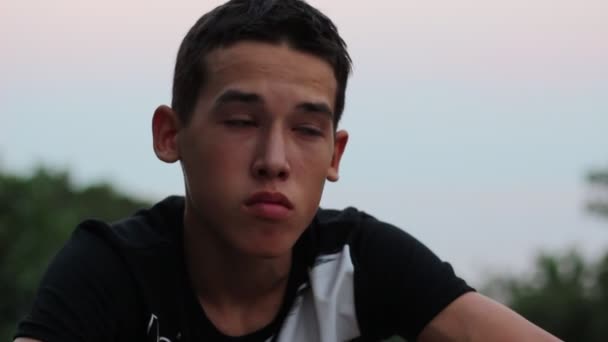 Teen Boy Senta Sozinho Parecendo Triste Preocupado Jovem Perturbado Sentado — Vídeo de Stock