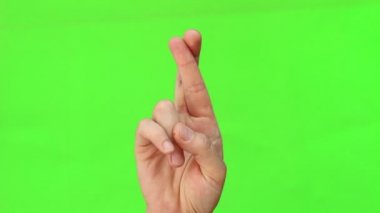 Kişinin parmak arası için için şans dilemek için yaygın olarak kullanılan bir el hareketi var. El hareketi. İzole. Yeşil ekran Chromakey