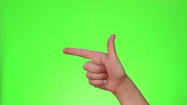 Parmak silah işareti. Tek elle hareket. Chromakey. Yeşil ekran. İzole