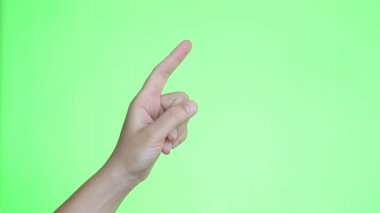 Bir soruyu cevaplamak için el ve parmak yükselterek bir adam. El yakın çekim. Chroma anahtar arka plan. Yeşil ekran. İzole