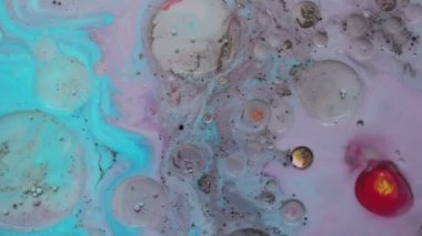 Renkli rasgele model su. Kabarcıklar mavi ve kırmızı mürekkep sıvı boya renk arka plan