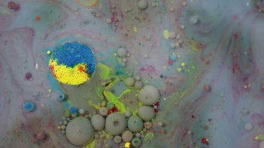 Renkli baloncuklar boya. Gizemli soyut yüzey sıvı çiçeklerden yapılmış. Üstten görünüm