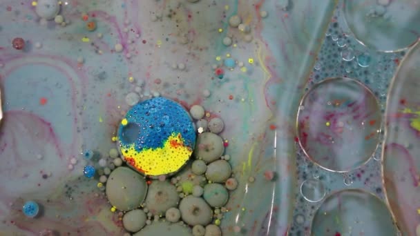 彩色气泡的油漆 由液体花朵组成的神秘抽象表面 顶部视图 — 图库视频影像