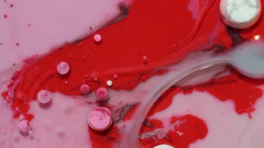 Siyah, beyaz ve kırmızı renkler. Sıvı boya karıştırma. Karışımı oluşturan pigment hipnotik renkli baloncuklar. Galaksiler ve gezegenler hatırlatmak güzel desenler
