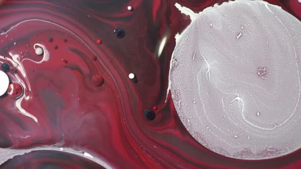 白と赤の色 液体塗料を混合します 色素混合物の形成の催眠のカラフルな泡 銀河や惑星を思い出させる美しいパターン — ストック動画