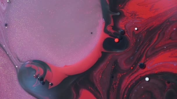 白色和红色的颜色 液体油漆混合 在混合的颜料形成的着色的彩色气泡 美丽的图案 提醒星系和行星 — 图库视频影像