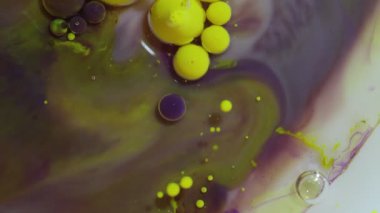 Parlak renkli arka plan. Sarı ve mor boya. Hipnotik çok renkli baloncuklar sualtı portre hareketli. Galaksiler ve gezegenler hatırlatmak güzel parlak desenler