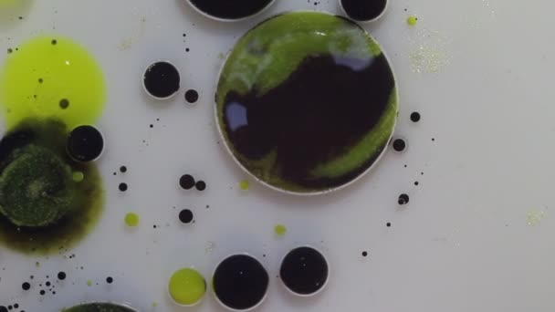 液体の質感 黒と白の泡 サイケデリックな色柄の銀河や惑星を思い出させる — ストック動画