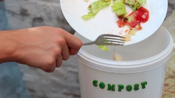 Joven Caucásico Tirando Las Sobras Plato Contenedor Compost Residuos Alimentos — Vídeo de stock