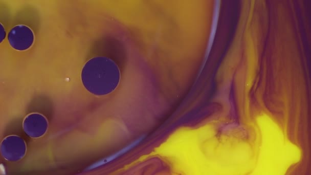 摘要彩色背景 黄色和紫色的油漆 五彩斑斓的彩色水泡在水下特写移动 — 图库视频影像