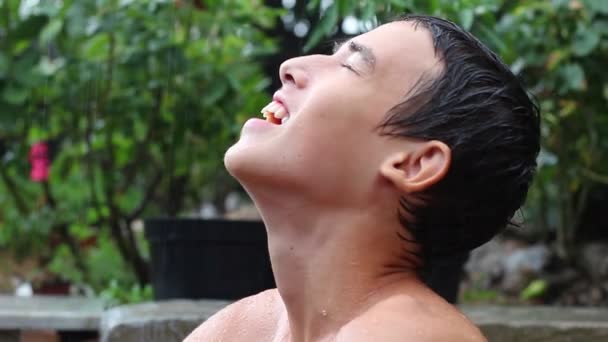 Mokry Młody Człowiek Relaksuje Się Deszczu Emocjonalne Wesoły Facet — Wideo stockowe