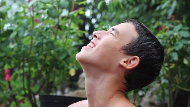 Счастливый Молодой Человек Улыбается Проливным Дождем Счастливый Человек Душе — стоковое видео
