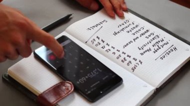 Adam hesaplanır ve konut maliyetleri analiz eder. Aile bütçesine. Para tasarrufu. Aylık ödemeler sabit: mortgage, kira vergi, sigorta, hizmet programları