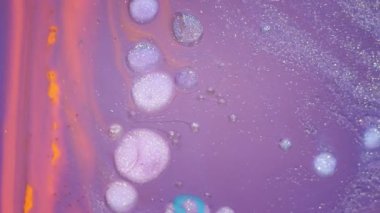 Pembe, Lila, mor boya. Sıvı ışıltılı doku. Arka plan. Gerçekten güzel bir madde akar. Renkli mürekkep karışık hareket