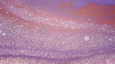 Pembe, Lila, mor boya. Sıvı ışıltılı doku. Arka plan. Gerçekten güzel bir madde akar. Renkli mürekkep karışık hareket