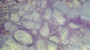 Altın ve gümüş parlak Sıvı boya akar. Arka plan. Makro. Renkli mürekkep karışık hareket