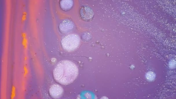 ピンク ライラック 紫の塗料 液体のキラキラの質感 抽象的な背景 本当の美しい物質が流れています カラフルなインクを混合運動 — ストック動画