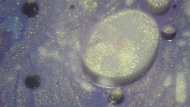 Altın ve gümüş parlak Sıvı boya akar. Arka plan. Makro. Renkli mürekkep karışık hareket