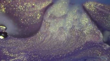 Altın ve gümüş parlak Sıvı boya akar. Arka plan. Makro. Renkli mürekkep karışık hareket