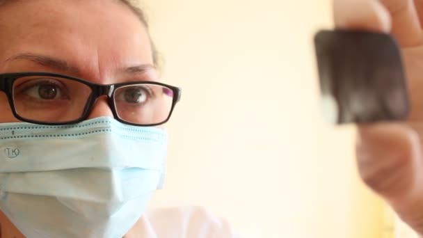 Arzt Geht Mit Kollege Über Röntgenergebnisse — Stockvideo