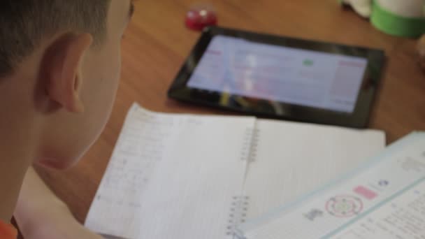 Estudiante Sentado Mesa Estudiando Con Tableta Escribiendo Cuaderno — Vídeo de stock
