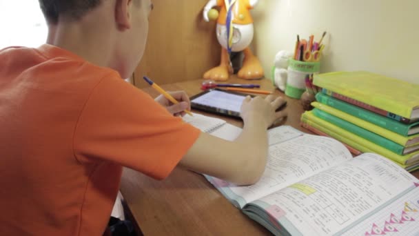 Siswa Duduk Meja Belajar Dengan Menulis Tablet Buku Catatan — Stok Video