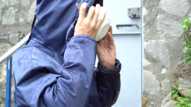 Adolescente Está Comendo Fora Chuva — Vídeo de Stock