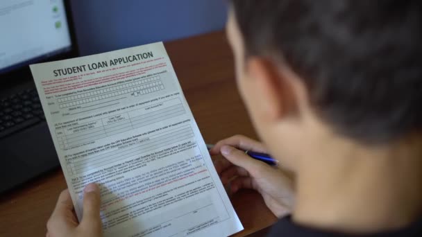 Joven Está Solicitando Préstamo Estudiantil Formulario Solicitud Crédito Una Hoja — Vídeo de stock