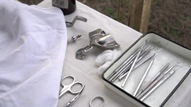 Eski diş aletleri. Askeri sahra hastanesi. Ziyaret dişçi araçları