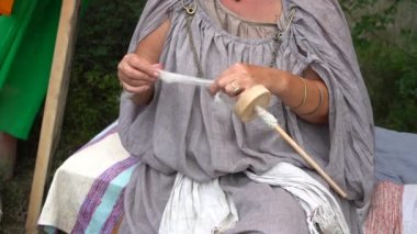 Kadın bir tekerlek ile iplik